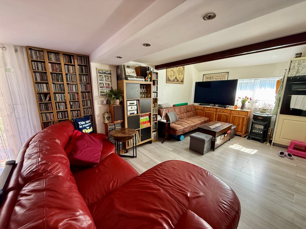 Lot: 80 - EQUESTRIAN FACILITY - INDOOR MANÈGE, STABLES, PADDOCKS AND ACCOMMODATION - Flat one - Living room